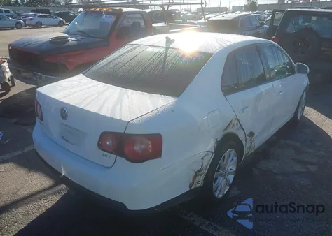 2010 Volkswagen Jetta Wolfsburg Edition z USA, uszkodzony, nr VIN 3VWRA7AJ7AM049048